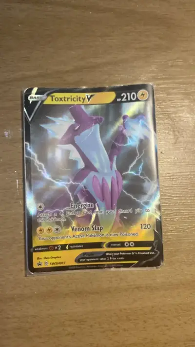 Carta Pokémon Toxtricity V holográfica - miniatura 1