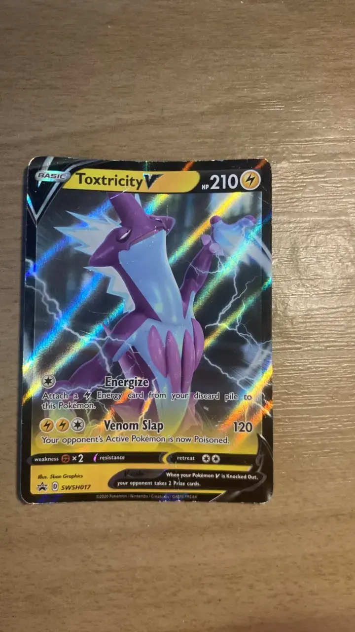 Carta Pokémon Toxtricity V holográfica - 3