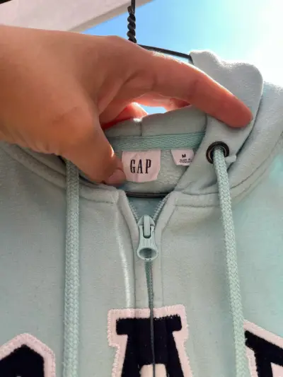 Polerón con capucha GAP celeste para mujer - miniatura 3