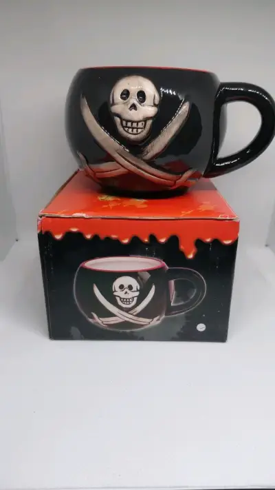 Taza de cerámica con diseño de calavera - miniatura 1