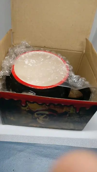 Taza de cerámica con diseño de calavera - miniatura 3