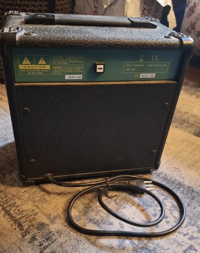 Amplificador de guitarra Stagg 10 GA - 4