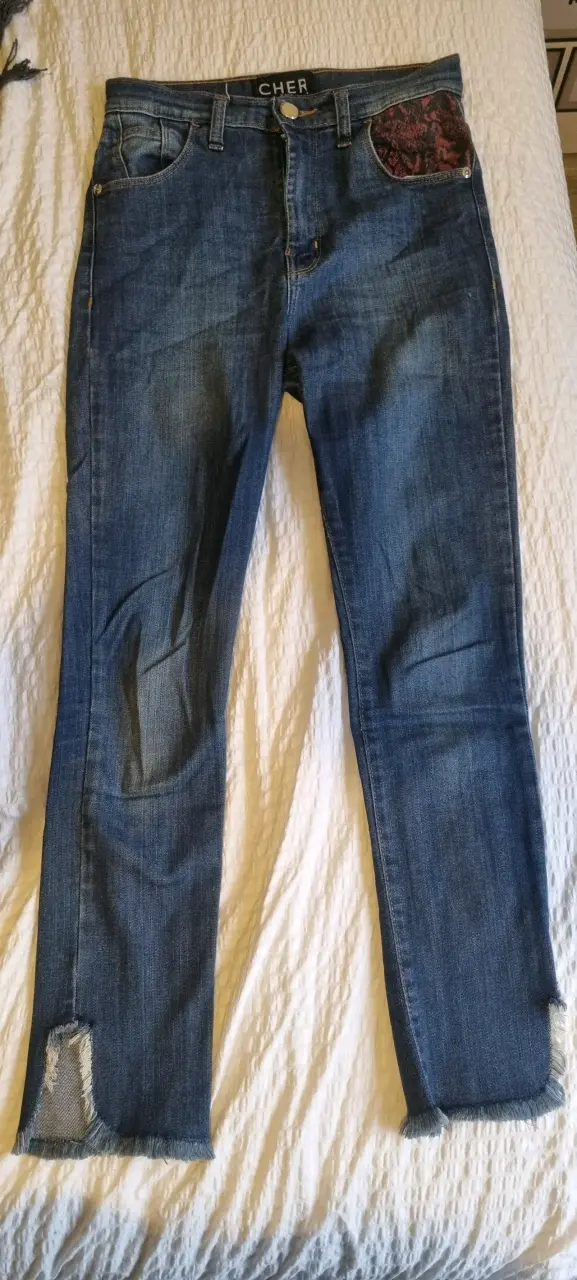 Jeans Cher para mujer con detalle desgastado
