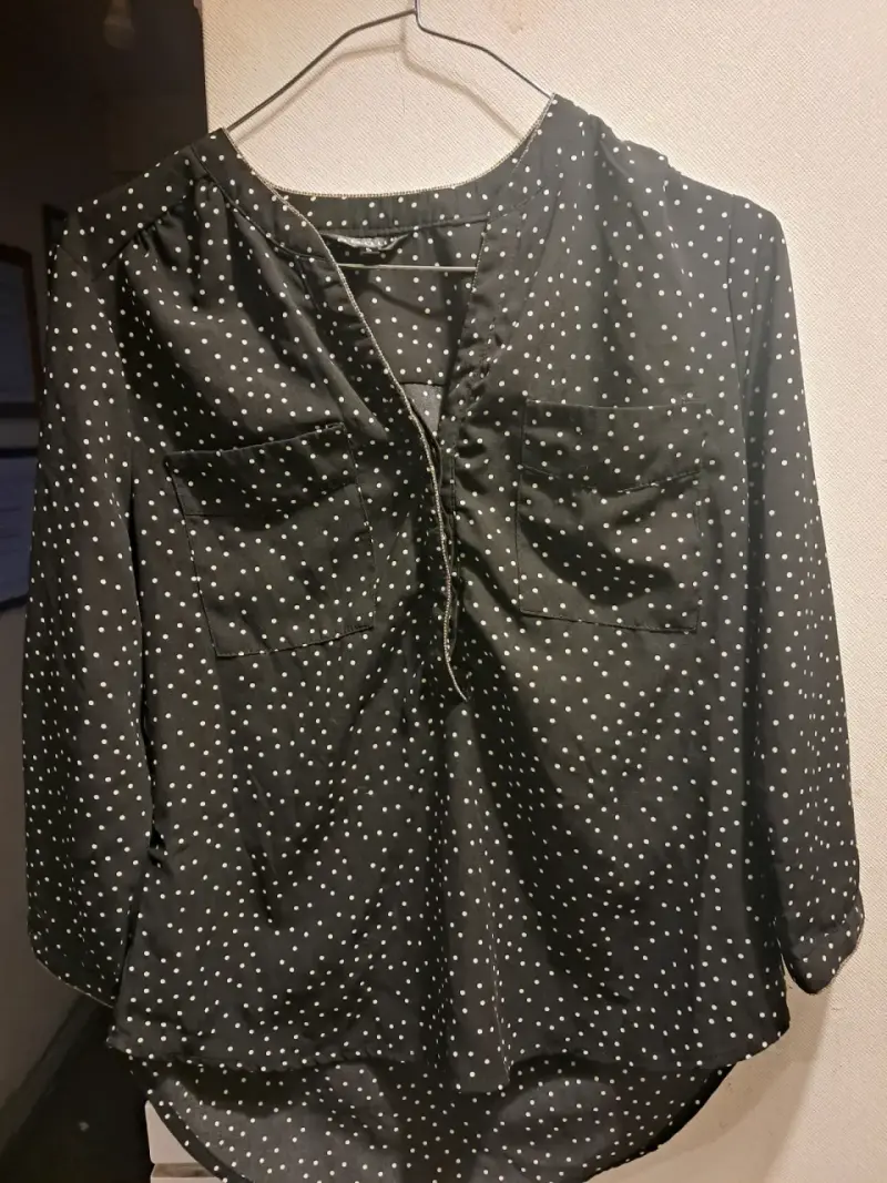 Blusa negra de lunares para mujer