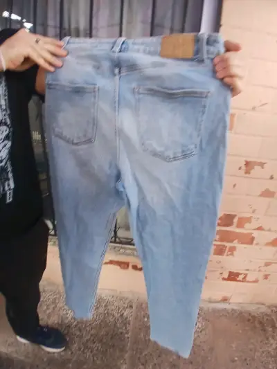 Jeans de mezclilla azul claro para mujer - miniatura 1