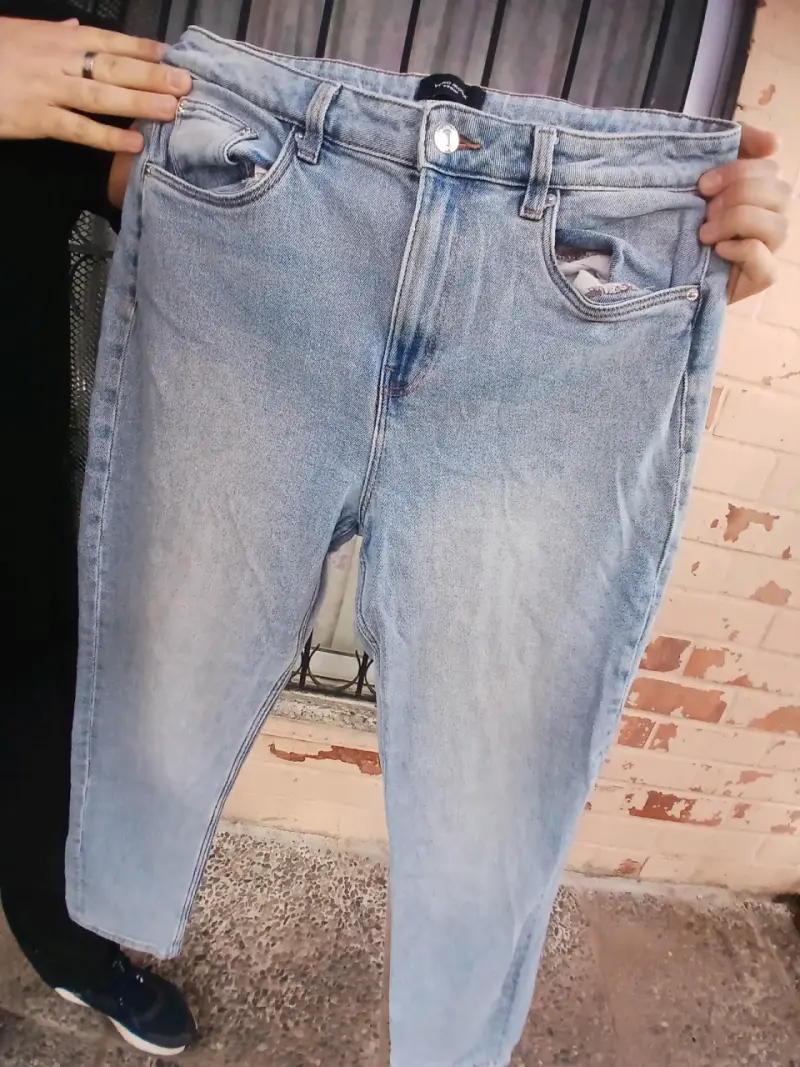 Jeans de mezclilla azul claro para mujer - 2