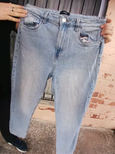 Jeans de mezclilla azul claro para mujer - miniatura 2