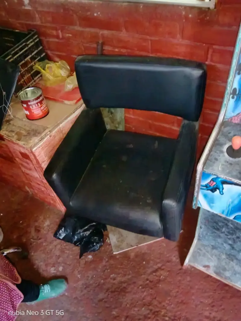 Silla de peluquería negra con base metálica - 2
