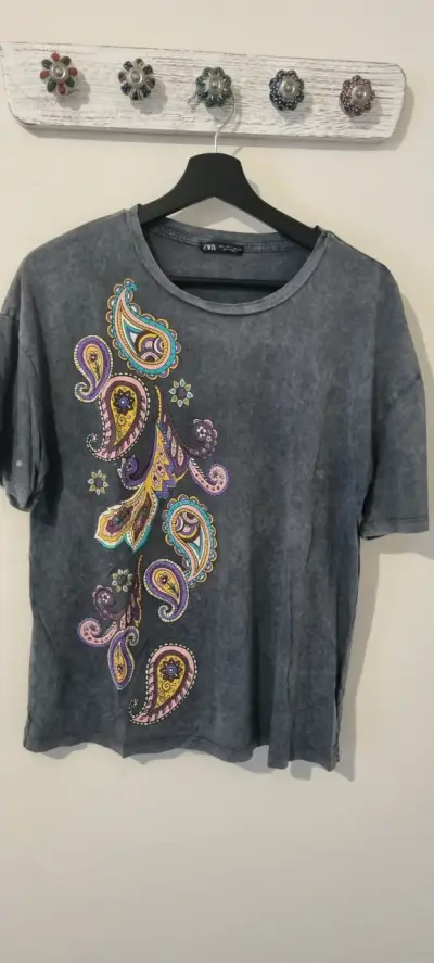 Polera gris con diseño Zara - miniatura 1