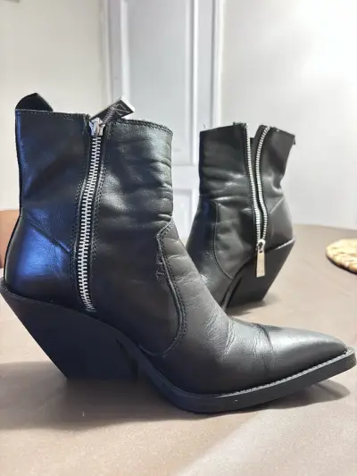 Botines de cuero negro con tacón marca Zara alto - miniatura 1