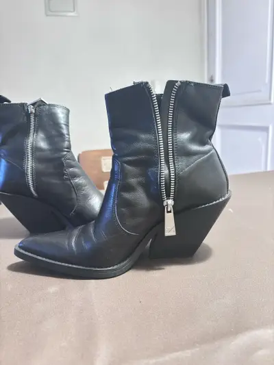 Botines de cuero negro con tacón marca Zara alto - miniatura 2