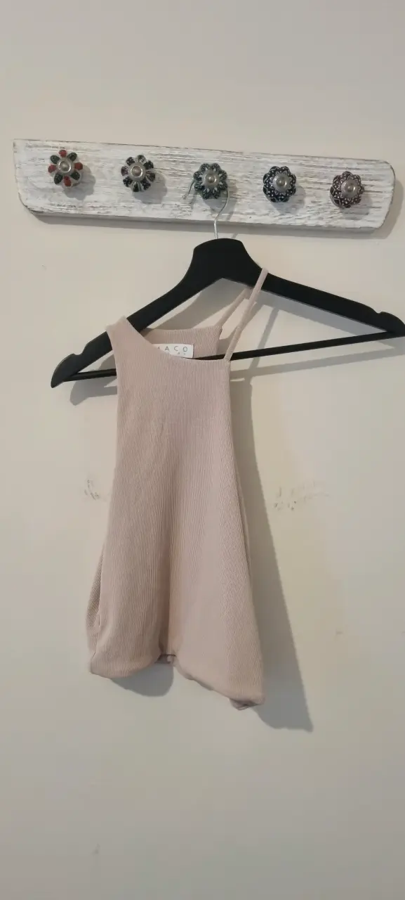 Top beige asimetrico