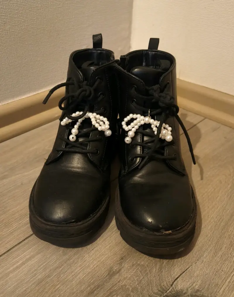 Botines negras con perlas decorativas T.32