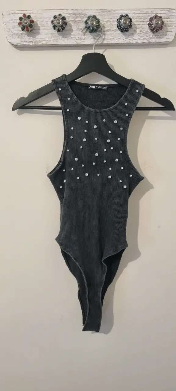Body grafito con brillantes Zara