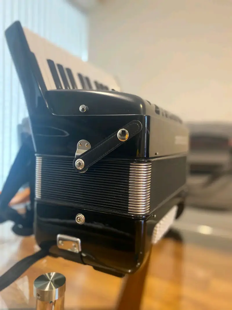 Acordeón Hohner Bravo II 48 bajos negro - 1