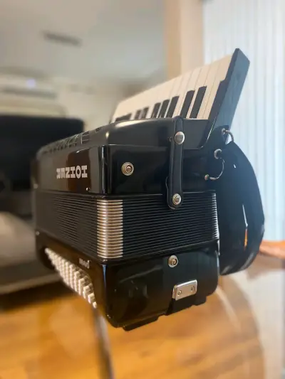 Acordeón Hohner Bravo II 48 bajos negro - miniatura 2