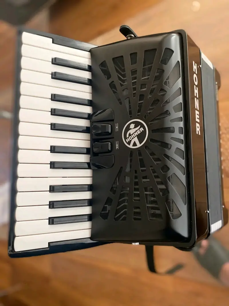 Acordeón Hohner Bravo II 48 bajos negro - 3