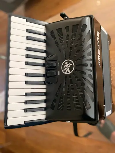 Acordeón Hohner Bravo II 48 bajos negro - miniatura 3