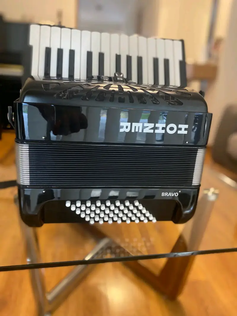 Acordeón Hohner Bravo II 48 bajos negro - 4