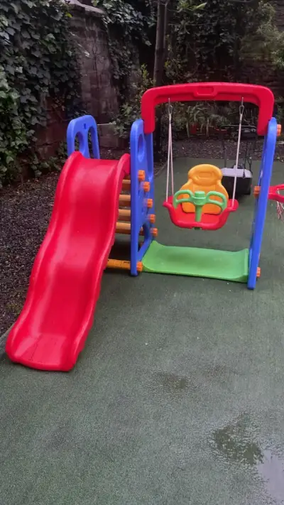 Juego infantil con resbalín y columpio - miniatura 1