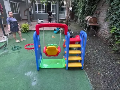 Juego infantil con resbalín y columpio - miniatura 2