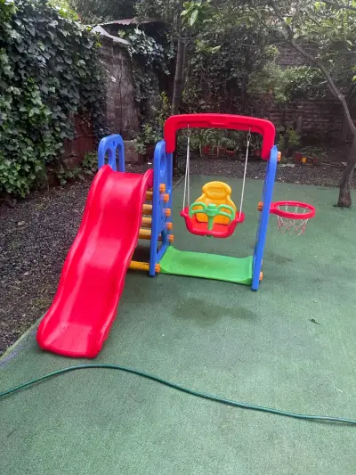 Juego infantil con resbalín y columpio - miniatura 3