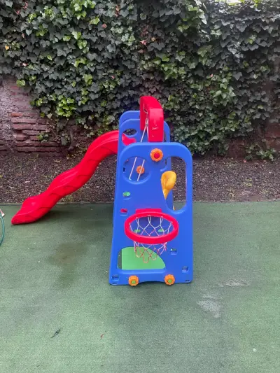 Juego infantil con resbalín y columpio - miniatura 4