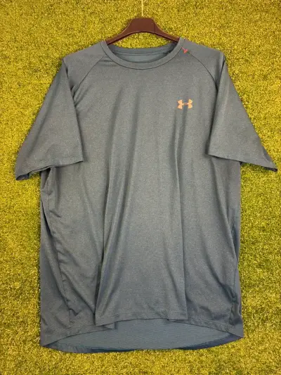 Polera deportiva azul Under Armour para hombre - miniatura 1