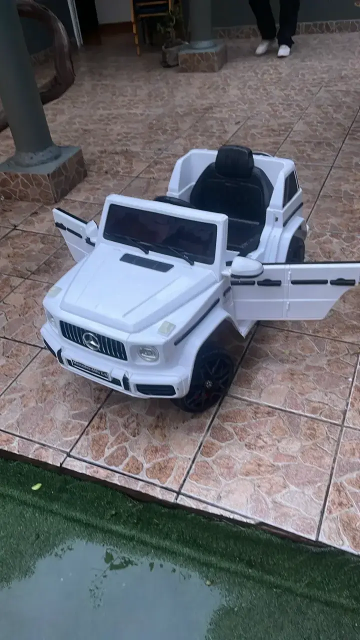 Auto eléctrico para niños estilo SUV blanco - 1