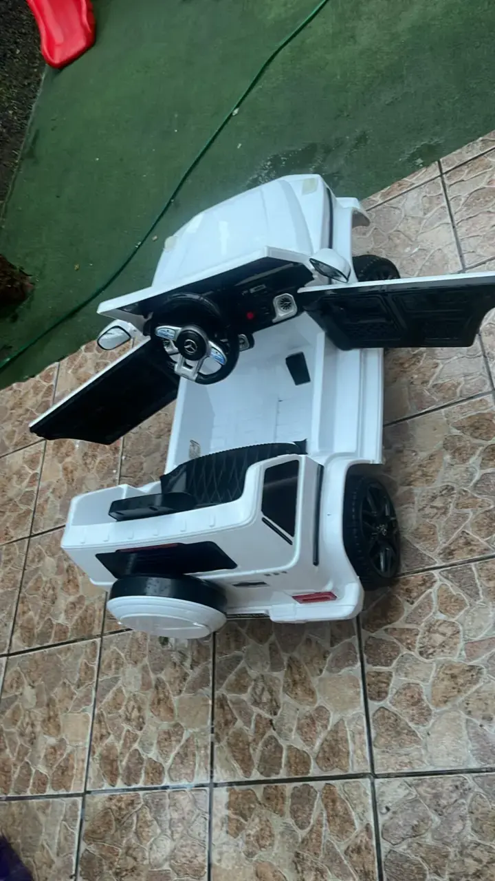 Auto eléctrico para niños estilo SUV blanco - 3