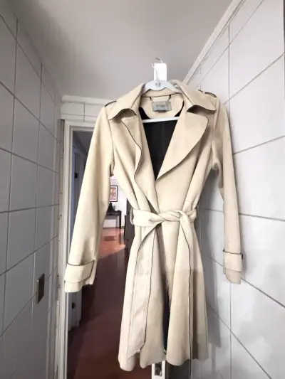 Abrigo beige con cinturón para mujer - miniatura 2
