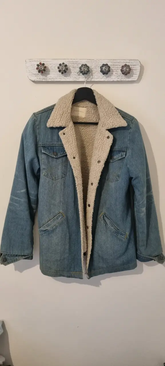 Chaqueta de mezclilla con peludo.