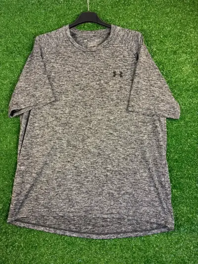 Polera deportiva gris Under Armour para hombre - miniatura 1