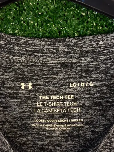 Polera deportiva gris Under Armour para hombre - miniatura 2
