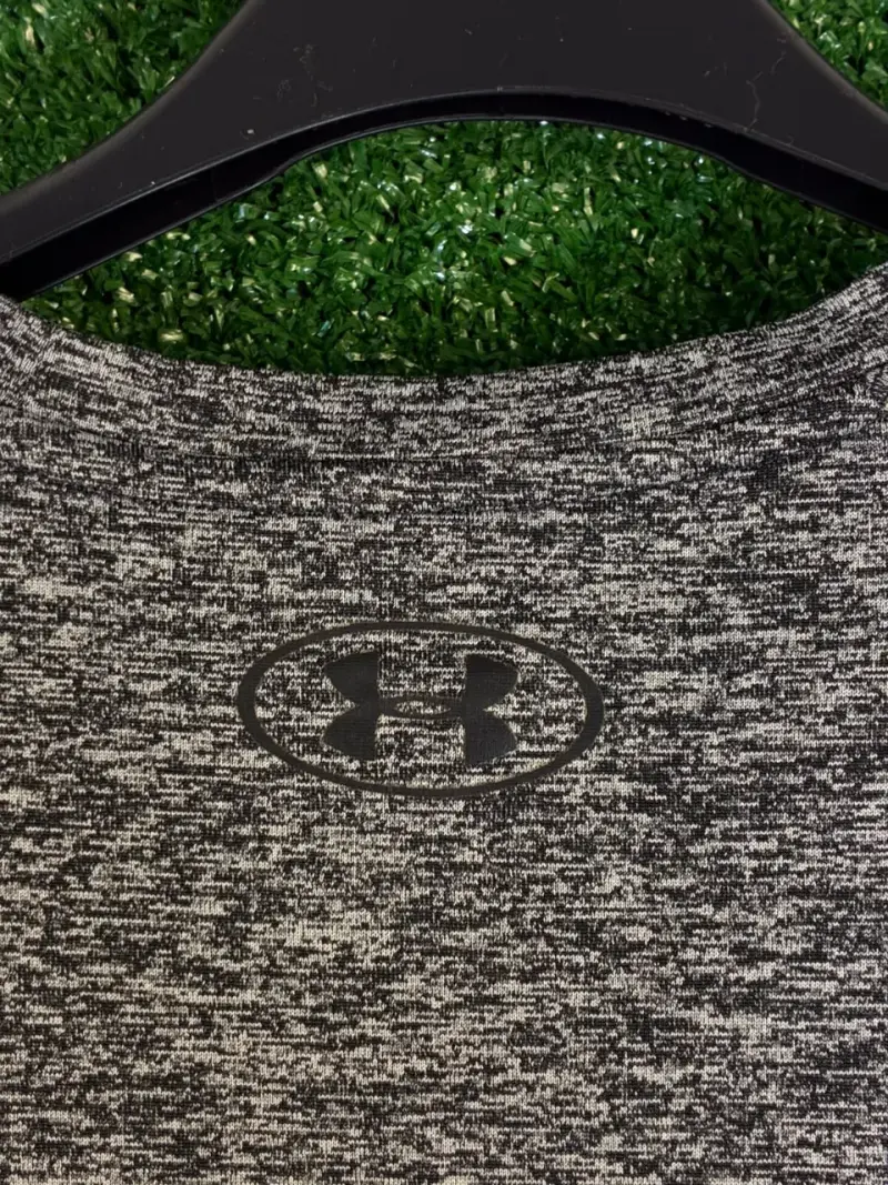 Polera deportiva gris Under Armour para hombre - 4