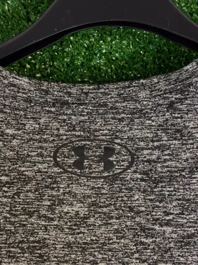 Polera deportiva gris Under Armour para hombre - miniatura 4