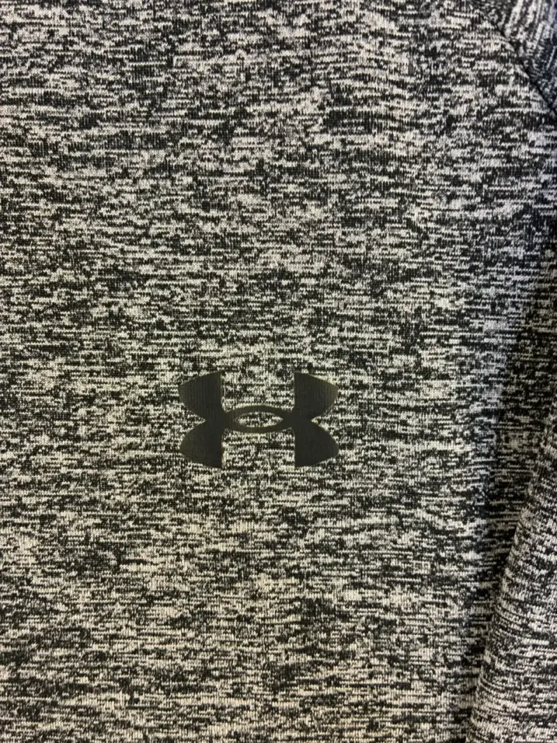 Polera deportiva gris Under Armour para hombre - 5