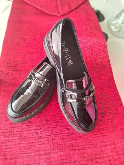 Zapatos mocasines negros charol para mujer - miniatura 1