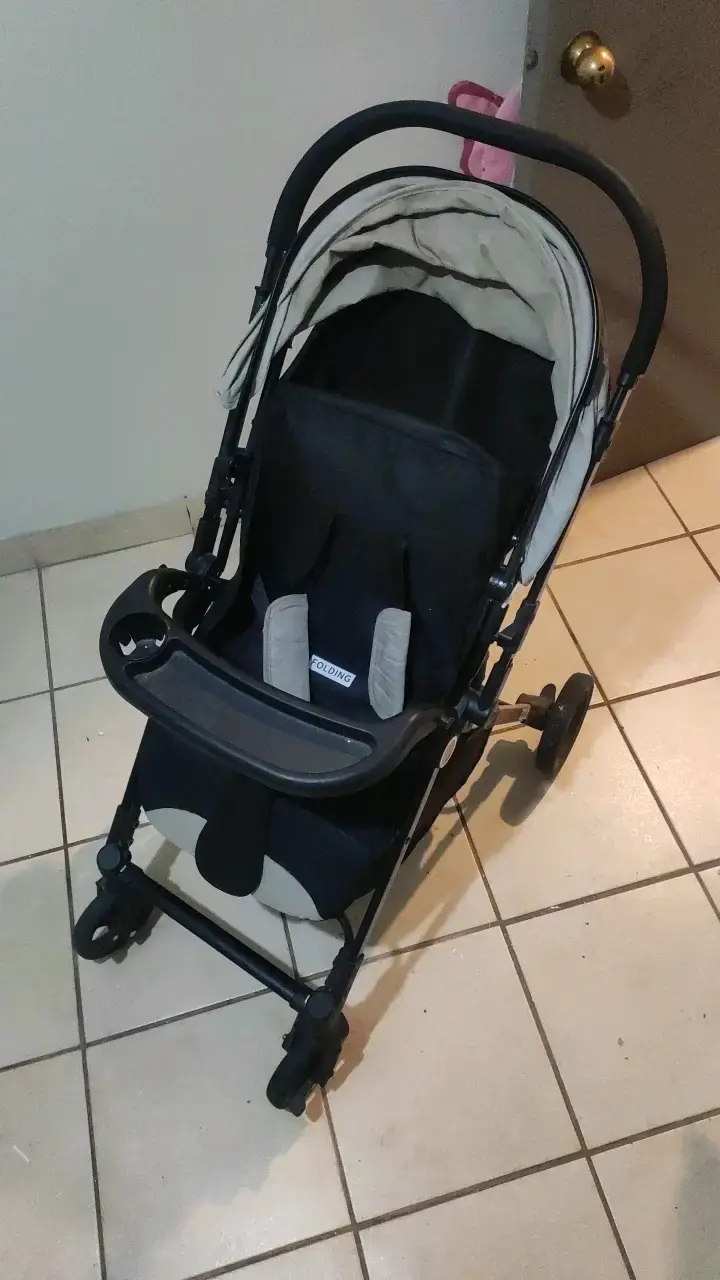 Coche de bebé plegable color negro y beige - 1