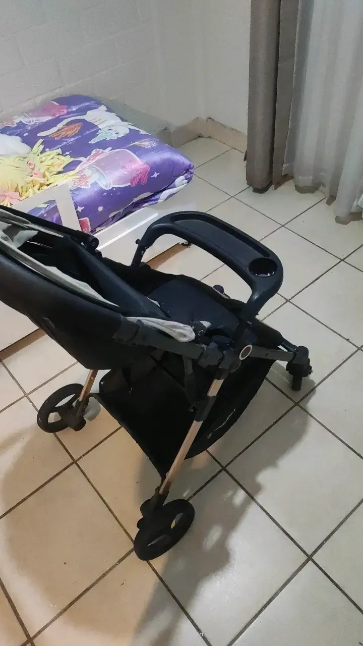 Coche de bebé plegable color negro y beige - 2