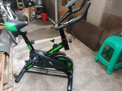 Bicicleta estática Ten Series con monitor - miniatura 5