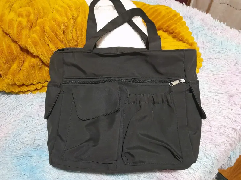 Bolso organizador negro con múltiples compartimentos