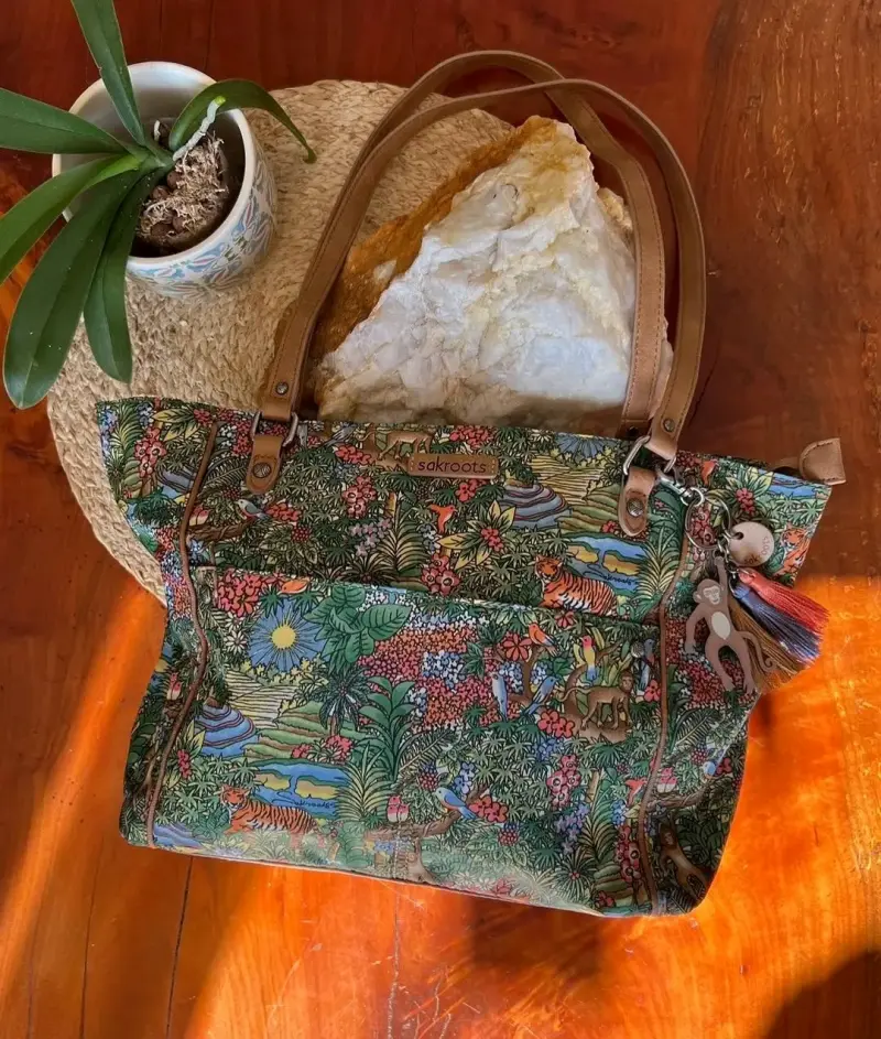 Bolso tote estampado Sakroots con diseño floral - 1