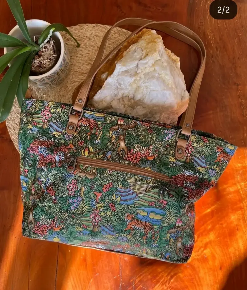 Bolso tote estampado Sakroots con diseño floral - 2