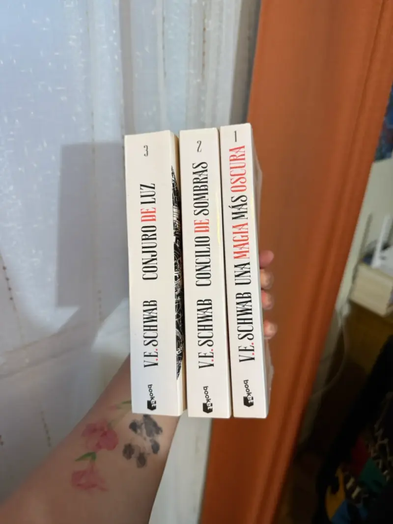 Trilogía Sombras de Magia de V.E. Schwab - 2