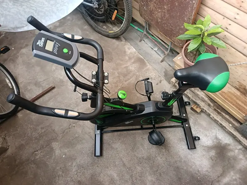 Bicicleta estática Ten Series con monitor - 1