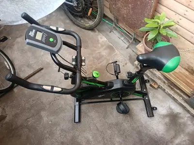Bicicleta estática Ten Series con monitor - miniatura 1