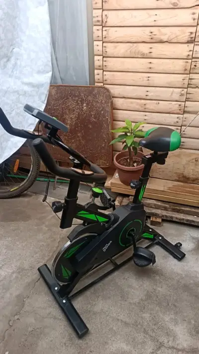 Bicicleta estática Ten Series con monitor - miniatura 2