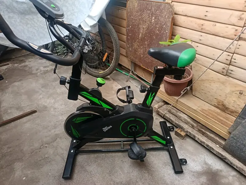 Bicicleta estática Ten Series con monitor - 3