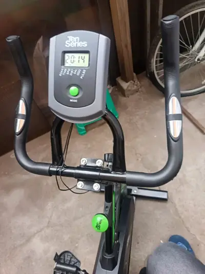 Bicicleta estática Ten Series con monitor - miniatura 4